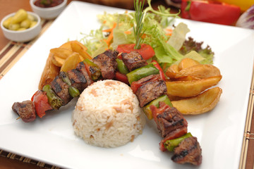 Türk şiş kebap  patates pilav ve salata