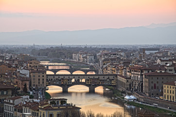 Fototapeta na wymiar Piękny zachód słońca nad rzeką Arno we Florencji, we Włoszech,