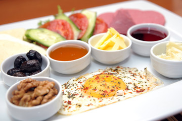 kahvaltı yumurta bal zeytin salam peynir ve domates