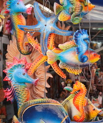 Fototapeta na wymiar Kolorowe ryby ceramiczne
