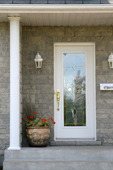 Fototapeta na wymiar Szklane drzwi do przedniego wejścia luksusowym domu