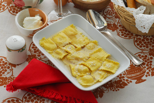 馄饨在肉汤 Raviolis en caldo