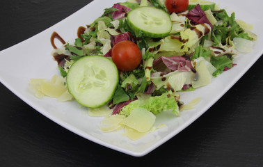 bunter Salat mit Gurken