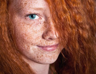 Smilig freckled girl - 43308317
