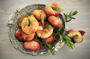 Cesta con paraguayas.