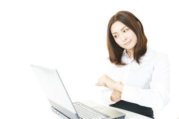 考えるオフィスレディー