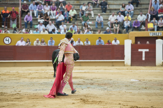 Torero toreando en una corrida típica española.