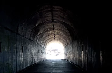 Foto op Plexiglas Tunnel Lange donkere tunnel met licht aan het einde
