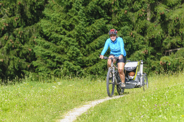 Obraz premium Mutter mit Sohn beim Radeln