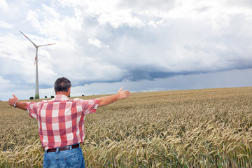 Fototapeta na wymiar Bauer pokazuje radość w swoim polu kukurydzy