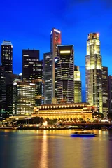 Gordijnen Singapore city skyline at night © leungchopan