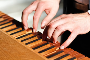 Organist beim Orgelspiel