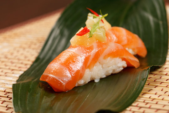 sushi on the leaf