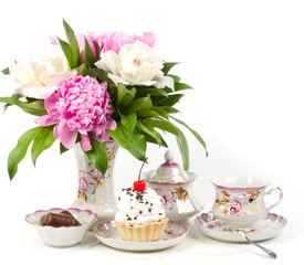 Fototapeta na wymiar Vintage teacup with flowers,cake