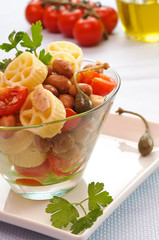 Insalata di pasta fredda con tonno e verdure