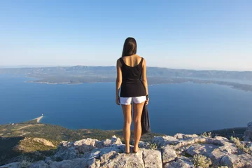 Photo sur Plexiglas Plage de la Corne d'Or, Brac, Croatie jeune femme regardant le panorama sur le plus haut sommet de brac, vue imprenable