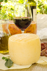 Formaggi e vino rosso dalla Sardegna