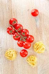 Tomaten und Nudelnester