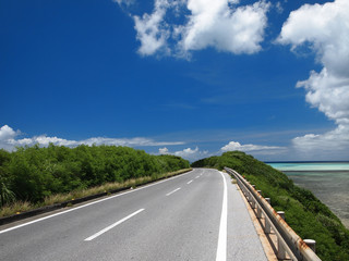 宮古島の海沿いの道路