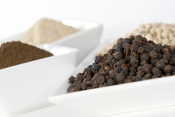 Black and white pepper grain and powder