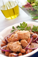 Insalata di tonno con cipolla e fagioli, close-up