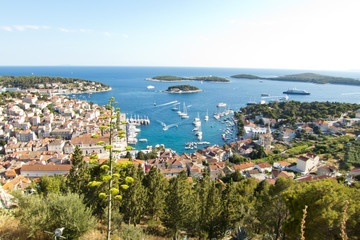 Fototapeta na wymiar Hvar, port starego miasta wyspie Adriatyku. widok panoramiczny. Populacji