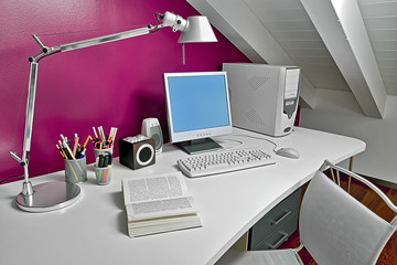 moderna scrivania con computer in mansarda