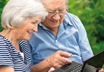 Seniorenpaar mit Laptop