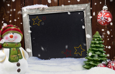 Kreidetafel mit Weihnachtsdekoration