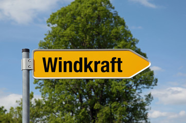 Fototapeta premium Pfeil mit Baum WINDKRAFT