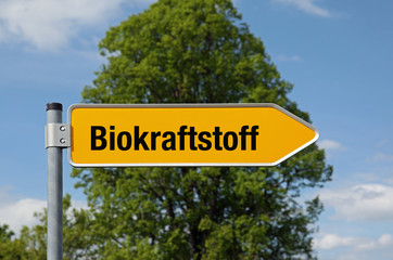 Fototapeta premium Pfeil mit Baum BIOKRAFTSTOFF