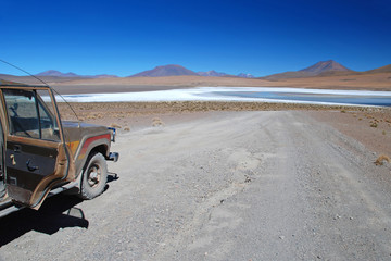 Fototapeta na wymiar Samochód offroad w boliwijskich pustyni