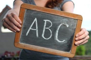 alte Schultafel mit Kreideschrift ‘ABC'