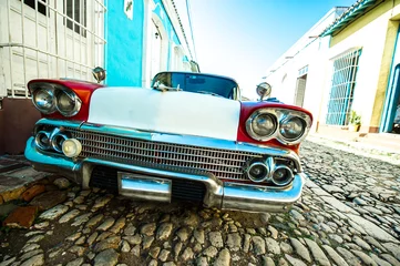 Foto op Plexiglas auto in kleine straat van Trinidad © asaflow