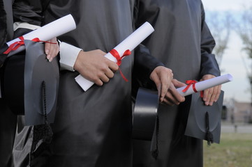 estudiantes con diploma en la universidad