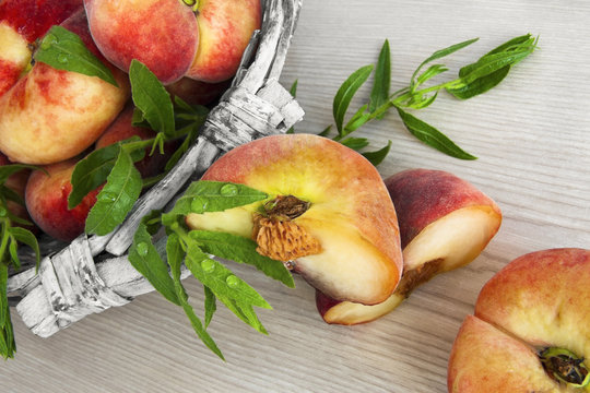 Cesta con paraguayas.