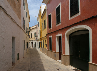 Fototapeta na wymiar Ulicy z kolorowych domów w starym mieście Ciutadella - Minorka