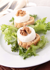 bread with goat cheese and walnut