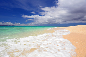 Fototapeta na wymiar 水納島の美しいビーチを夏の空