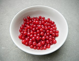 Red currant in ceramic bowl