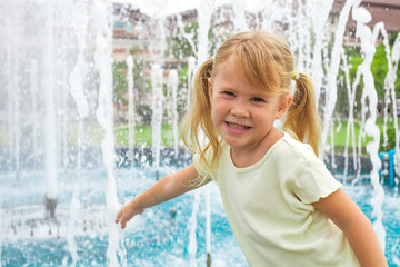 Naklejka premium the girl at the fountain
