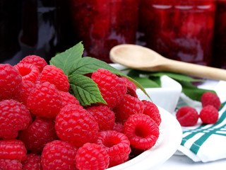 Himbeeren und  Eingemachtes