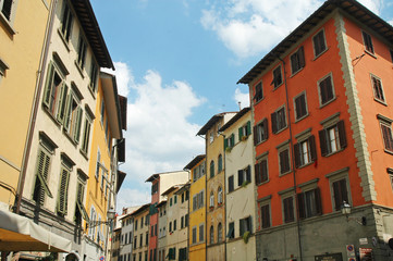 Fototapeta na wymiar Ulica kolorowe domy w Florencja, Włochy