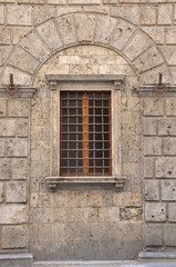 Fototapeta na wymiar Krata w oknie w mur