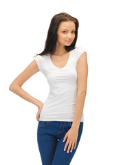 Obraz premium smiling teenage girl in blank white t-shirt