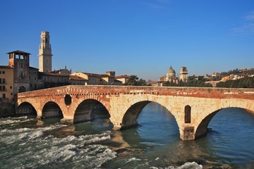 Il Ponte Vecchio di Verona, Italia.