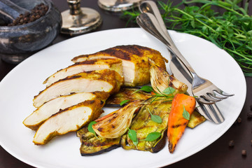 Chicken fillet in a spicy breading and grilled vegetables