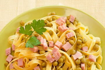 Tagliatelle con prosciutto e piselli, close-up