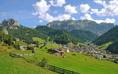 Fototapeta na wymiar Resort Selva Val Gardena w Południowym Tyrolu