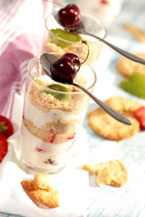 Schichtdessert mit Erdbeeren und Kirschen